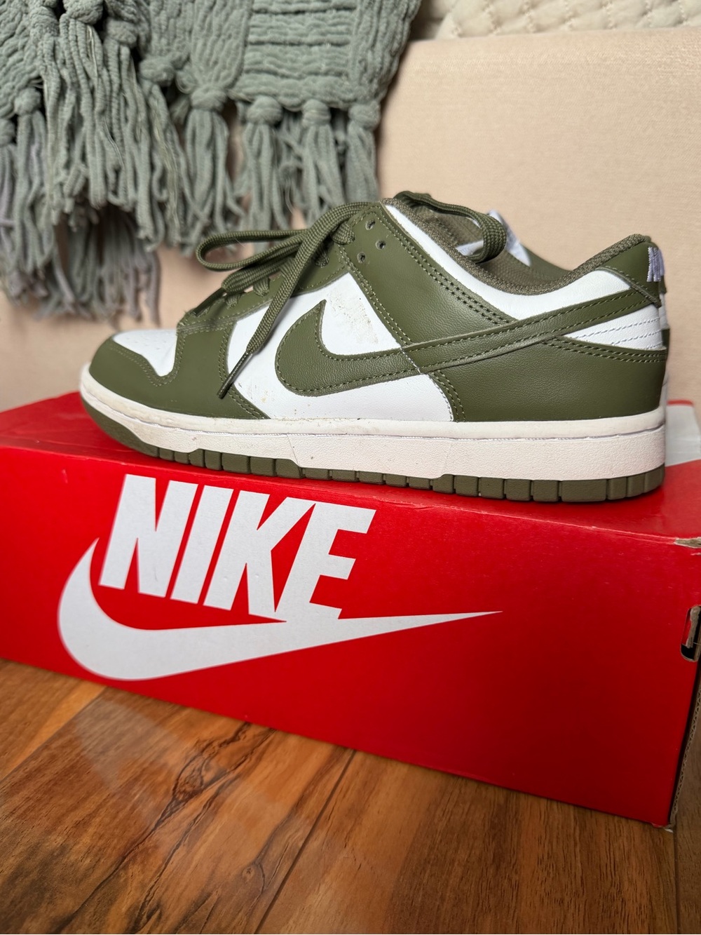 NIKE WOMEN DUNK LOW WHITE/OLIVE - 7.5